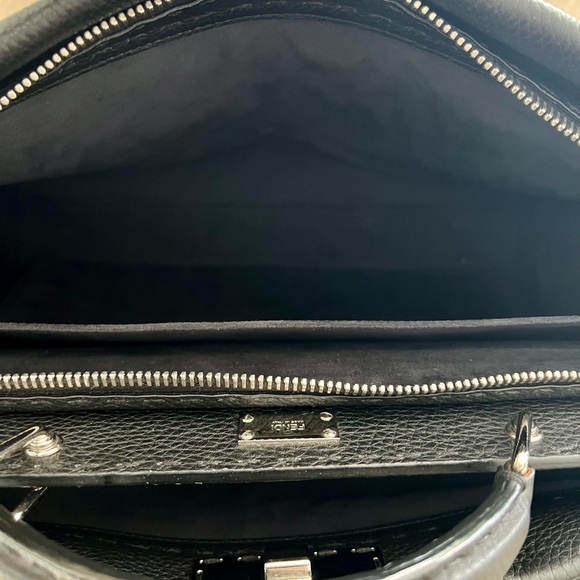 The Iconic FENDI PEEKABOO SELLERIA
Medium Size with 2 way shoulder strap - Picture 8 of 12